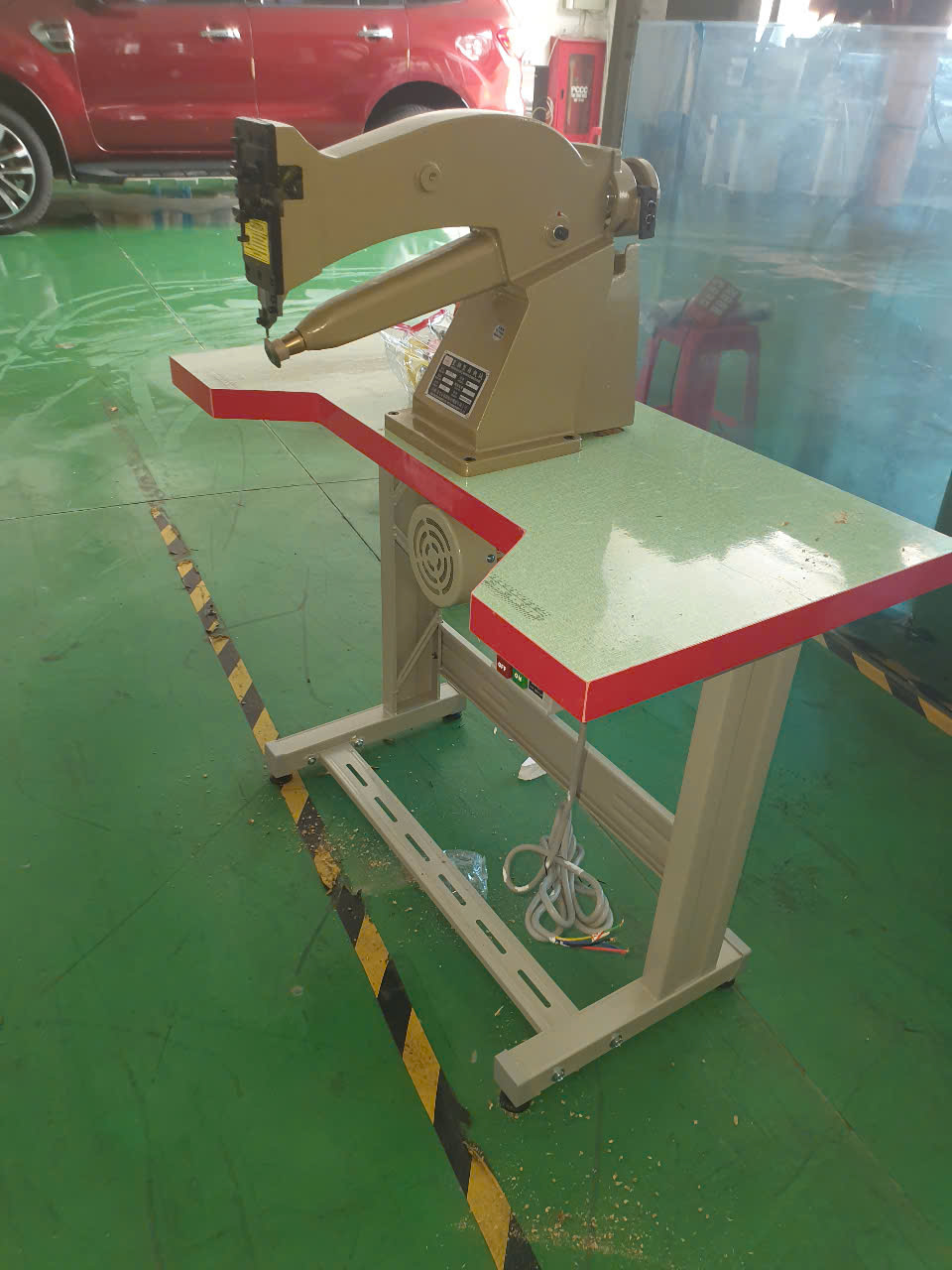 High-quality Edge Trimming Machine for footwear and leather goods manufacturing. Equipped with a powerful motor and sharp round blade to trim excess materials on shoe soles and linings efficiently. Maximize your factory productivity.